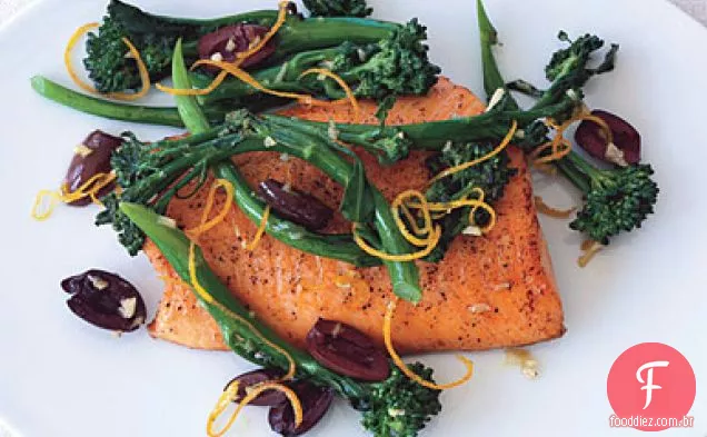 Char Ártico queimado com Broccolini, azeitonas e alho