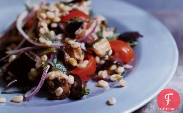 Salada mediterrânea de berinjela e cevada