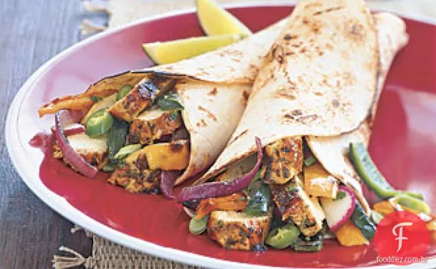 Fajitas de frango com coentro e limão com cebola grelhada