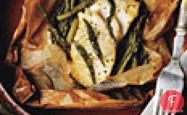 Filetes de peixe em pergaminho com aspargos e laranja