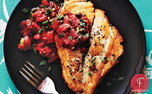 Peixe assado na panela com molho de tomate Mediterrâneo