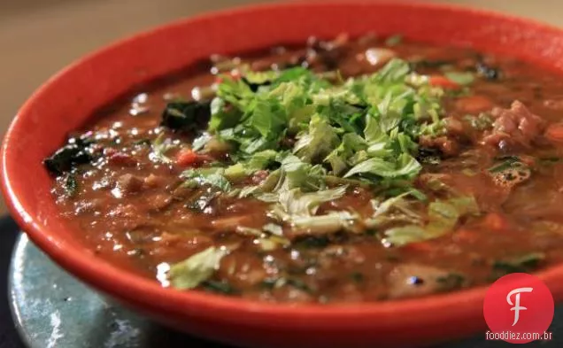 Sopa de salsicha, couve e lentilha