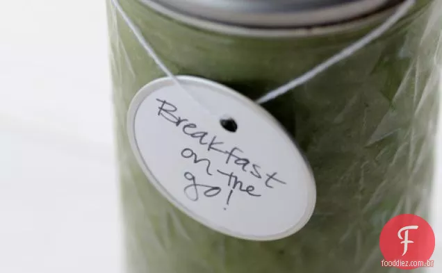 Smoothie de energia verde em movimento