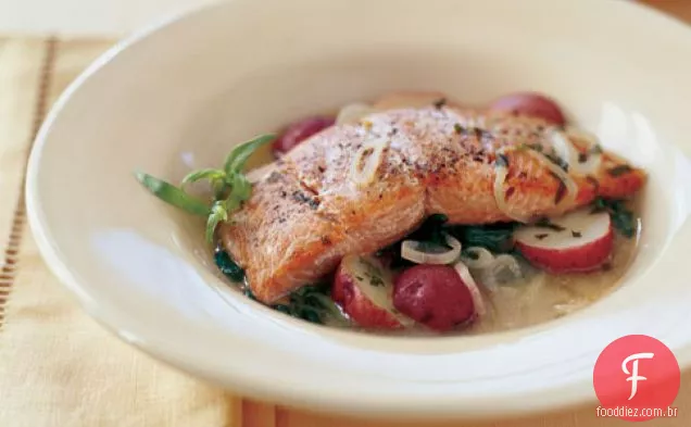 Salmão Selvagem Grelhado Com Batatas Novas E Caldo De Dijon