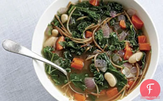 Sopa De Macarrão Com Couve E Feijão Branco