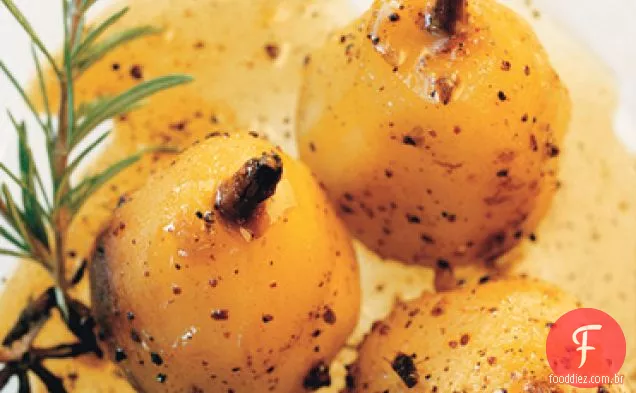 Peras temperadas com laranjas e molho de caramelo
