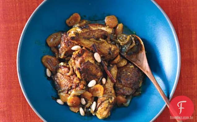 Tagine de frango com damascos e amêndoas