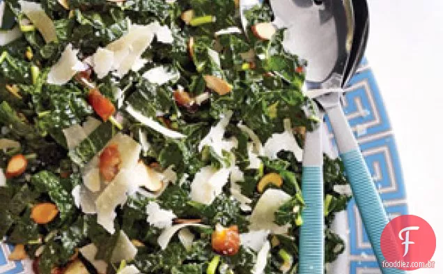 Salada De Couve Com Tâmaras, Parmesão E Amêndoas
