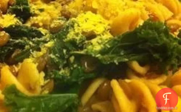 Lentilha vegana, couve e macarrão com cebola roxa