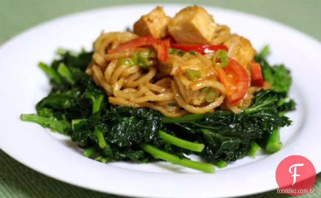 Tofu Noodle Toss with Taylor's kick-butt Peanut Sauce (tradução)