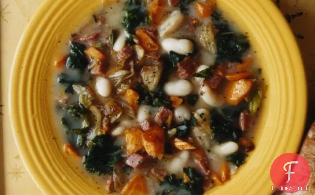 Sopa de feijão branco robusto com salame frito