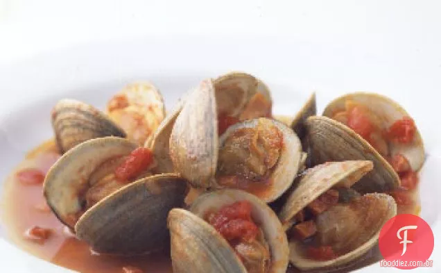 Amêijoas e chouriço com tomate e alho