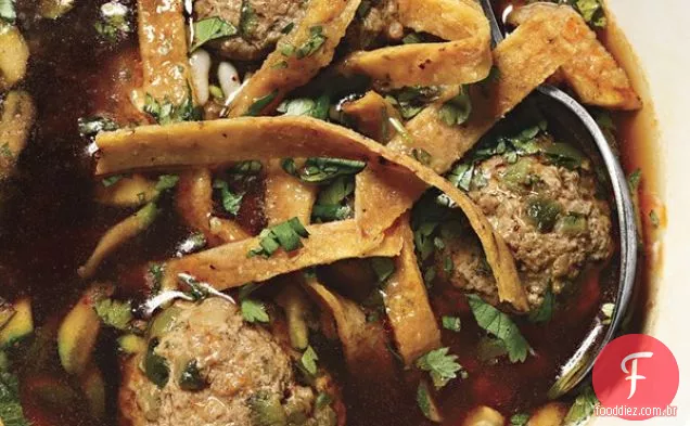 Poblano Albóndigas com sopa de Ancho Chile