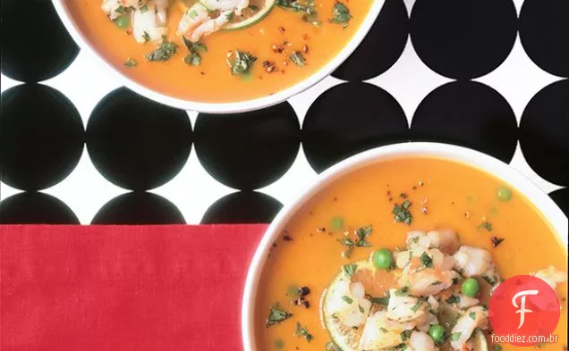 Sopa tailandesa picante com camarão limão