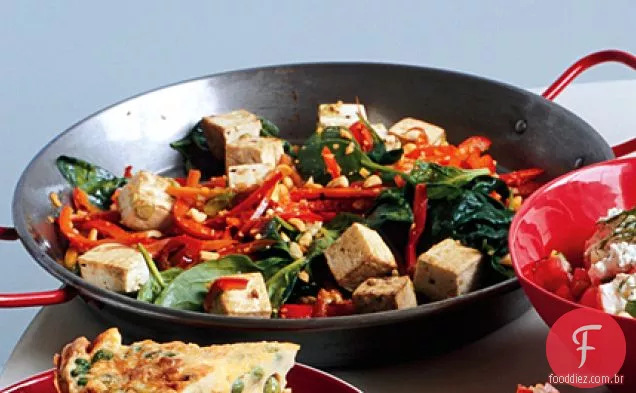 Tofu Tailandês picante com pimentão vermelho e amendoim