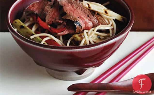 Carne tailandesa com macarrão