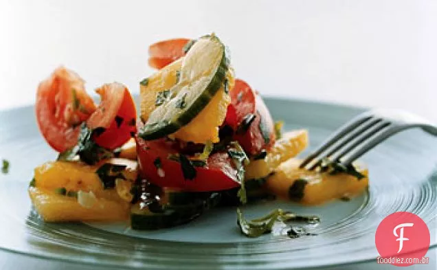 Salada de pepino, tomate e abacaxi com molho asiático