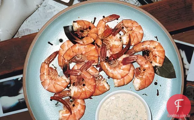 Descasque e coma camarão temperado com Chipotle Remoulade