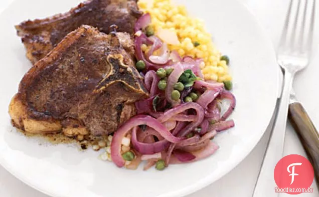 Costeletas de cordeiro com salada de cebola vermelha caramelizada