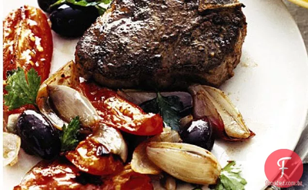 Costeletas de cordeiro com tomates e azeitonas