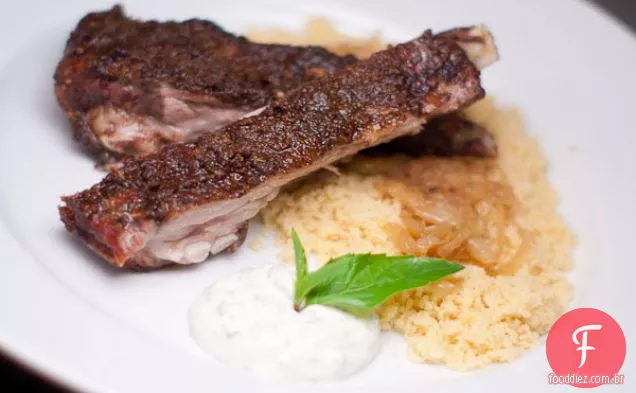 Curry Crosted Cordeiro Seios Com Manjericão Tailandês Raita