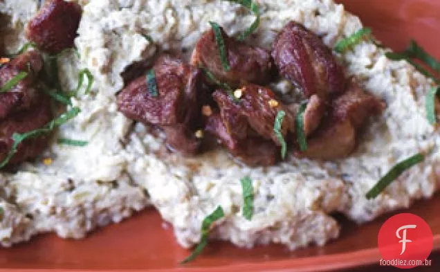 Cordeiro Picante Com Purê De Berinjela Carbonizada E Pita