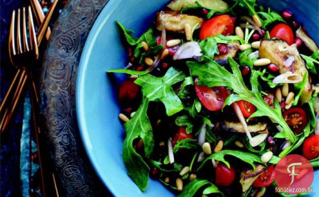 Salada de rúcula com berinjela assada e molho de romã doce