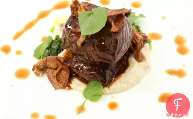 Tamarindo-costelas curtas refogadas com purê de Trufa Sunchoke, purê de agrião e cogumelos chanterelle vitrificados
