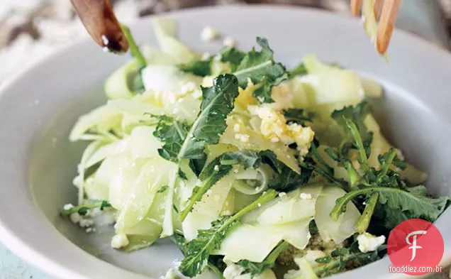 Salada de brócolis raspada com limão e Cotija