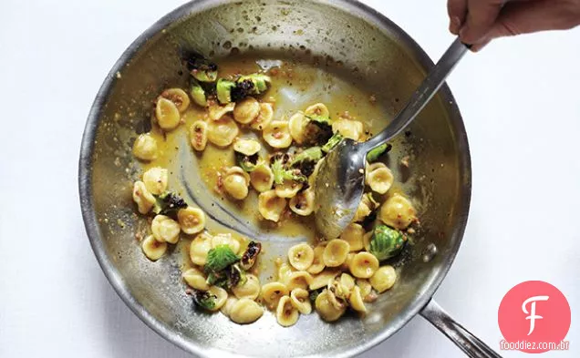Orecchiette Carbonara com couve de Bruxelas carbonizada