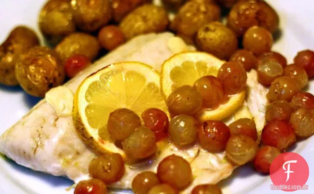 Walleye com uvas assadas e batatas dedilhadas
