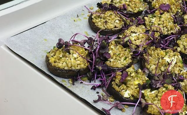 Cogumelos Portobello com cevada perolada e limão preservado de ' Ottolenghi