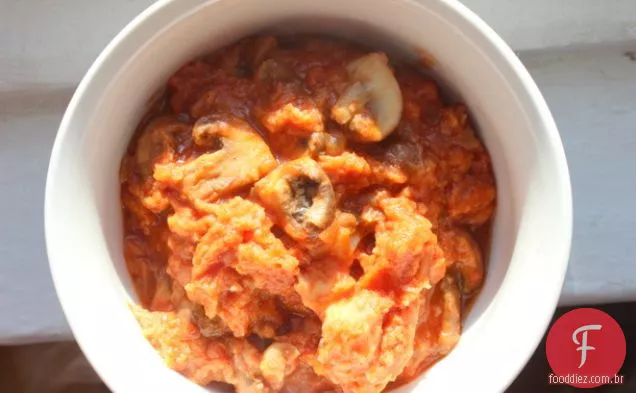 Sopa De Pão De Tomate Cogumelo À Frente