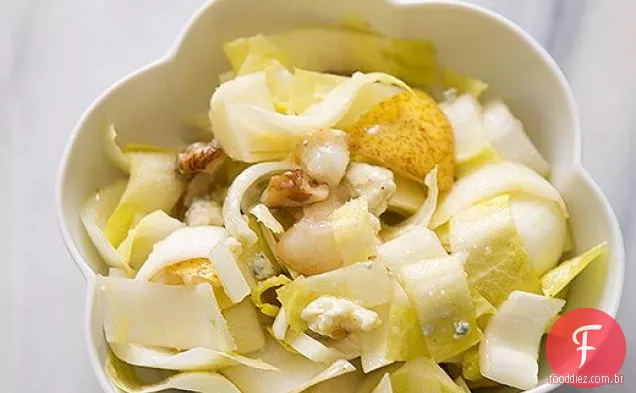 Salada Endive com nozes, peras e Gorgonzola