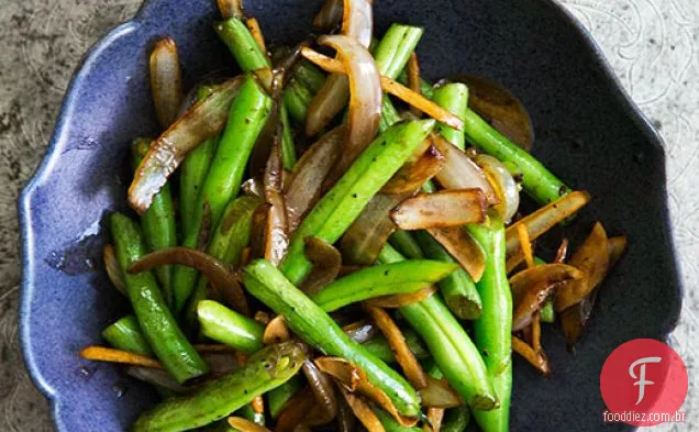 Mexa o feijão verde frito com gengibre e cebola