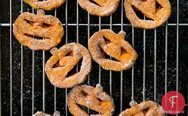 Jack-o-lanternas de batata doce com açúcar de canela