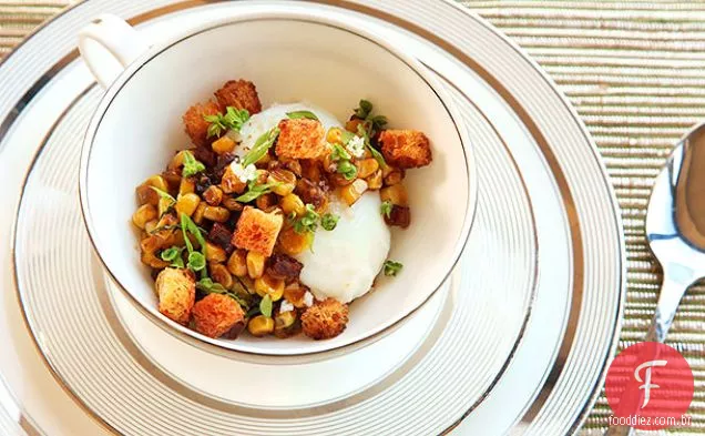 Ovos escalfados com Croutons de milho, chouriço, manjericão e Brioche