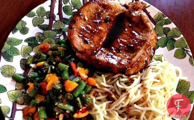 Costeletas De Porco Com Vidro Hoisin Com Feijão Verde Sichuan