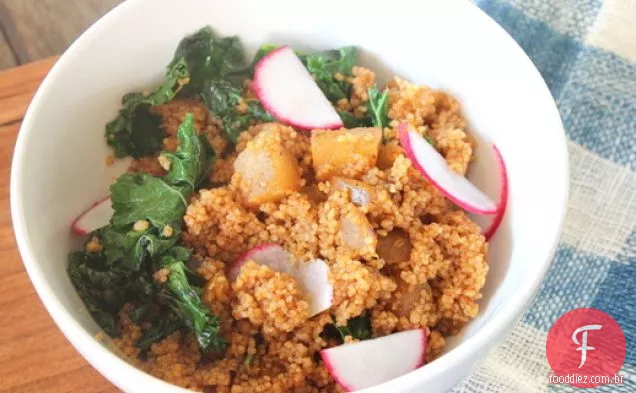 Cuscuz Harissa à frente com pêra, couve e limão
