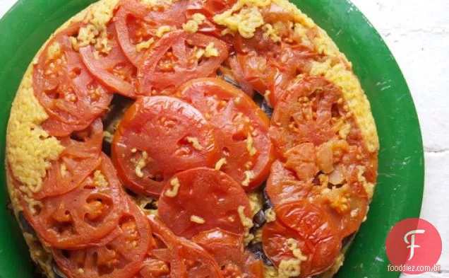 Maqluba vegetariana (arroz em camadas com tomate, berinjela e couve-flor)
