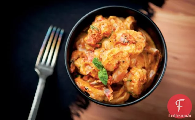 Comida Paleo Comfort? Aqui está um camarão cremoso Fra Diavolo