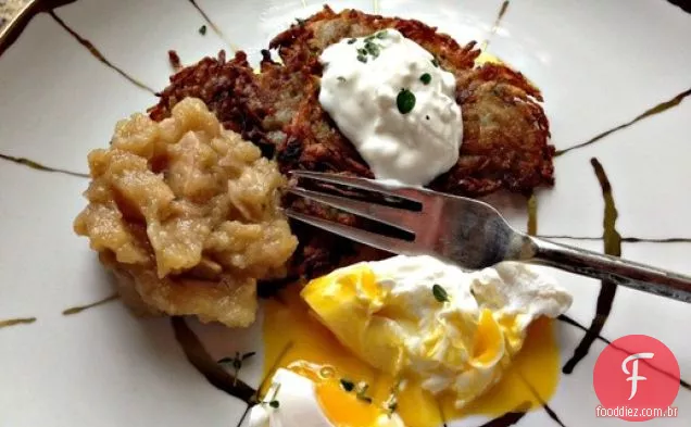 Panquecas de batata com molho de maçã de tomilho assado no forno, creme de leite e ovos escalfados