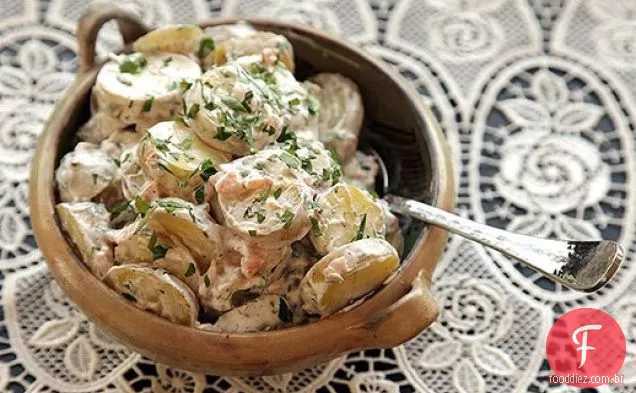 Salmão defumado com cinco ingredientes e salada de batata