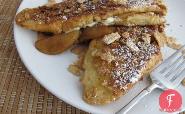 Torrada De Canela Crunch ® Coated Apple Stuffed French Toast