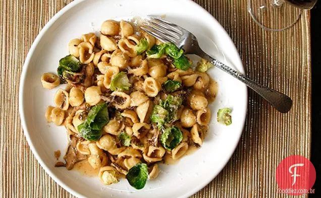 Macarrão com cogumelos, couve de Bruxelas e Parmesão