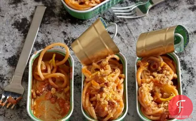 Espaguete com laranjas, datas, e anchovas de ' macarrão Moderno