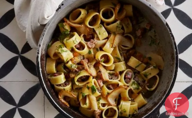 Ravioli aberto de carne e pêra de ' Pasta moderna
