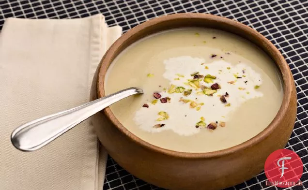 Sopa cremosa de raiz de aipo com pistache