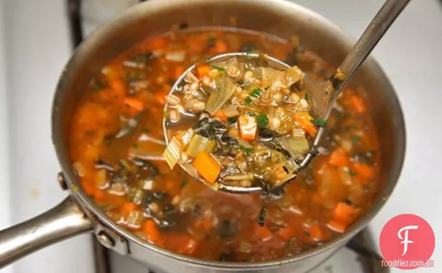 Escarole saudável, cevada e sopa de parmesão