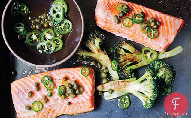 Salmão assado e brócolis com Chile-vinagrete de alcaparras